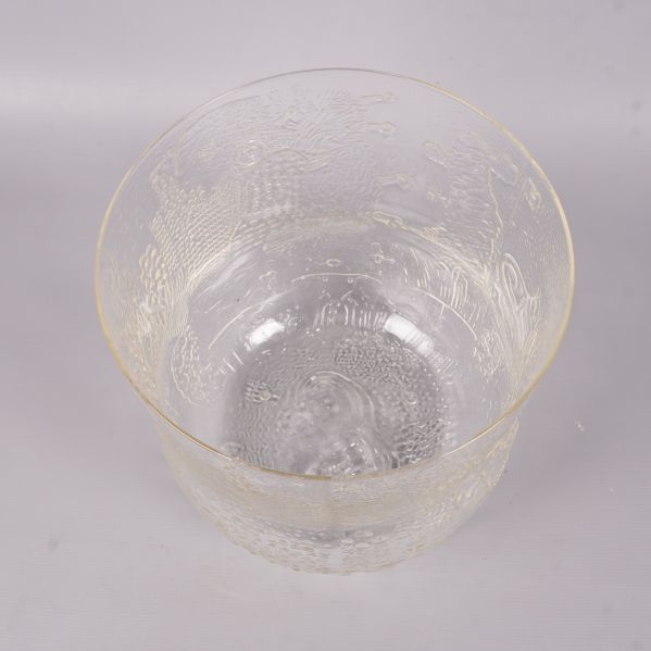 Vy uppifrån av skål i glas med strukturerat mönster