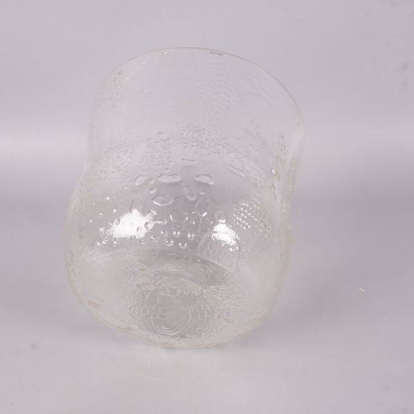 Skål i glas sedd från sidan med rundad botten