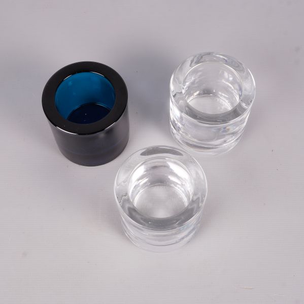 Ovanifrån på blå och klara ljushållare