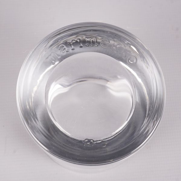 Närbild av klar ljushållare med Marimekko