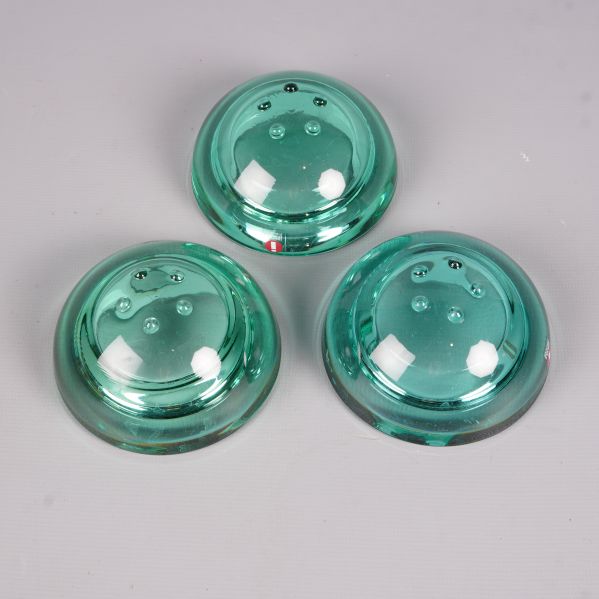 Tre glaskandelabrar sedda bakifrån