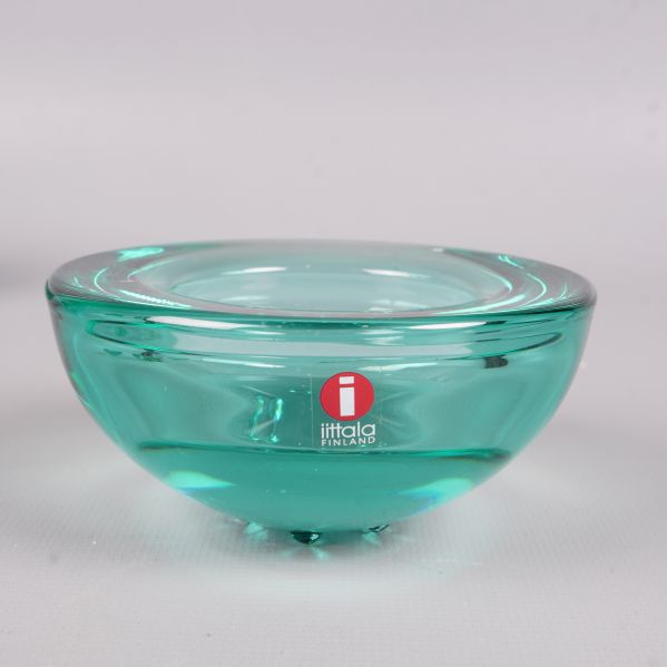 Närbild på en grön glaskandelaber med Iittala-logga