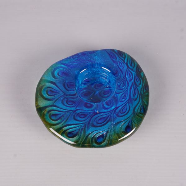 Ljushållarens ovansida visar paisleymönster i blått och grönt