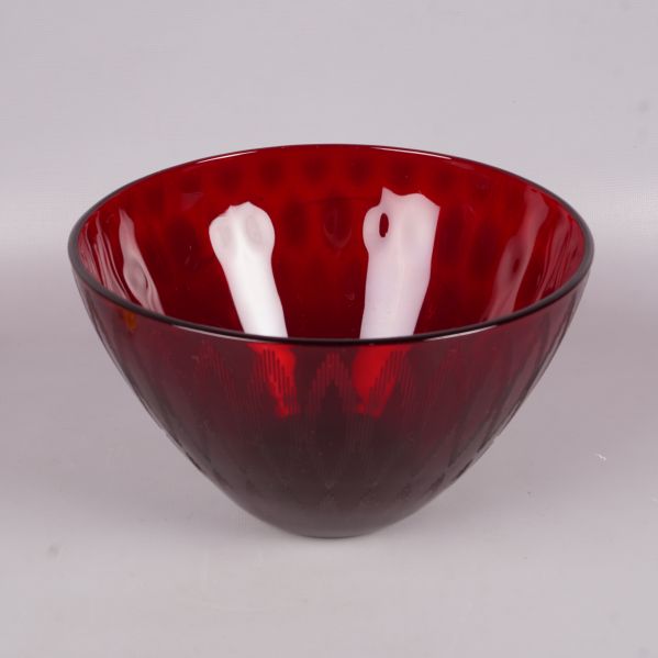 Röd skål med sicksackmönster sedd snett framifrån