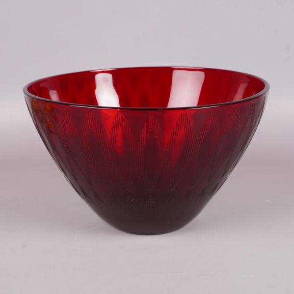 Röd skål sedd rakt framifrån