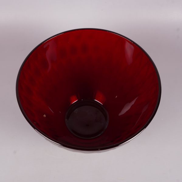 Röd skål sedd ovanifrån med slät insida