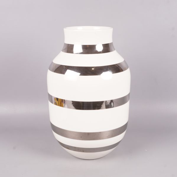 Randig vas från Kähler i profilvy på grå bakgrund