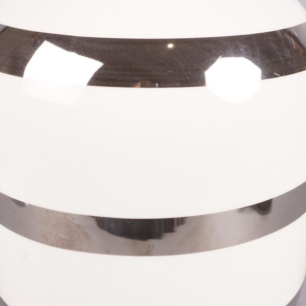 Närbild av vasens blanka silvriga ränder