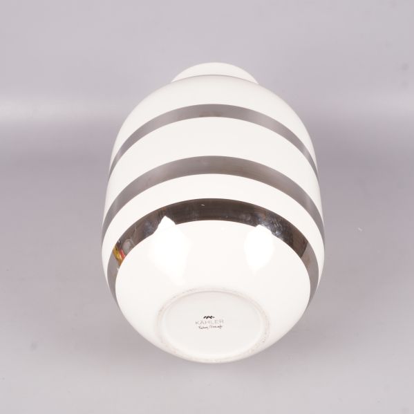 Randig vas på sidan med botten synlig