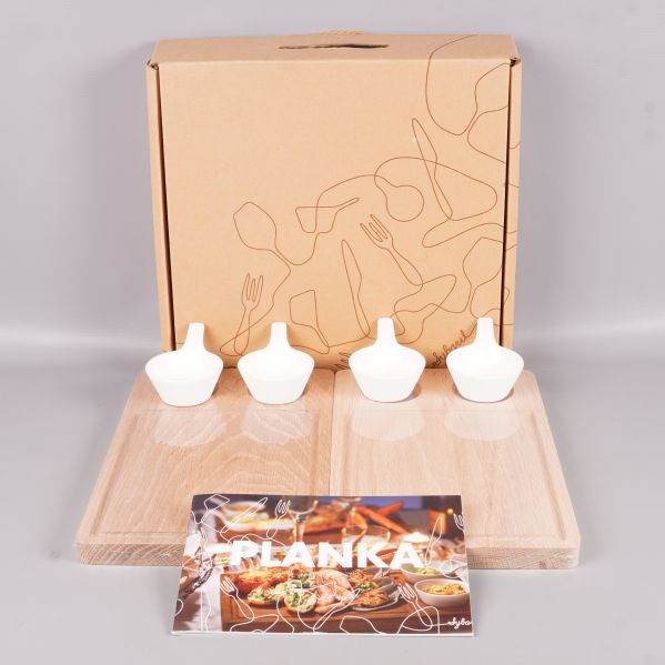 Serveringsset med två träplankor, fyra vita skålar och presentkartong