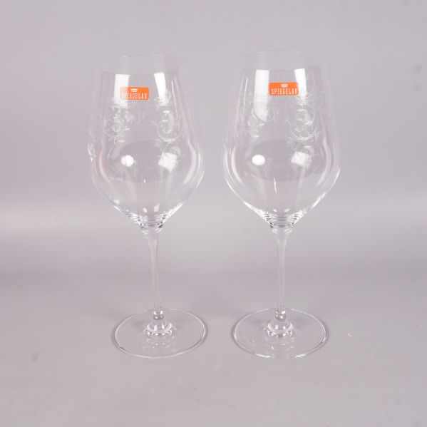 Två klara vinglas sida vid sida med dekormönster