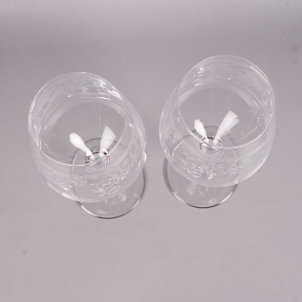 Vy ovanifrån på två vinglas visar mönstrad kupa