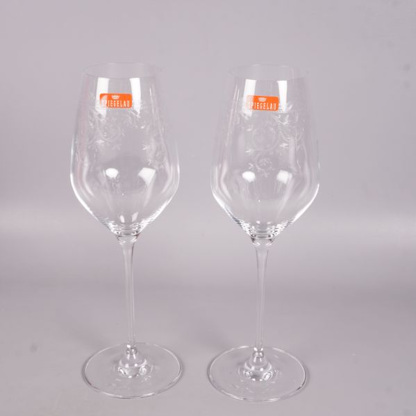 Två vinglas med dekorativ gravyr 