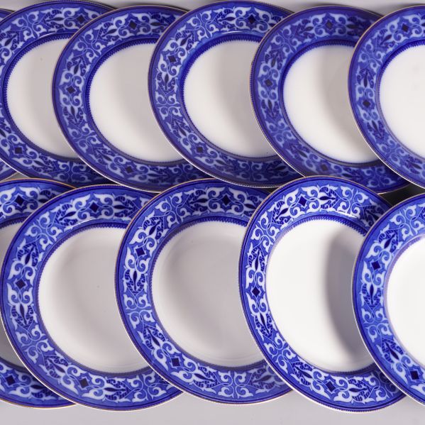 Närbild på detaljerat blått mönster på tallrikarnas kant