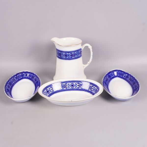 Servisset med kanna, två skålar och fat med blå dekor