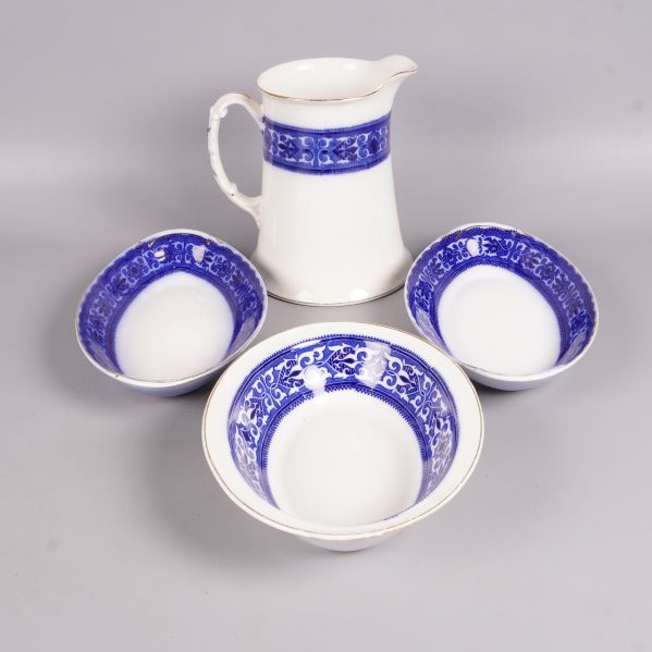 Översiktsbild av kanna och tre skålar med blå bård