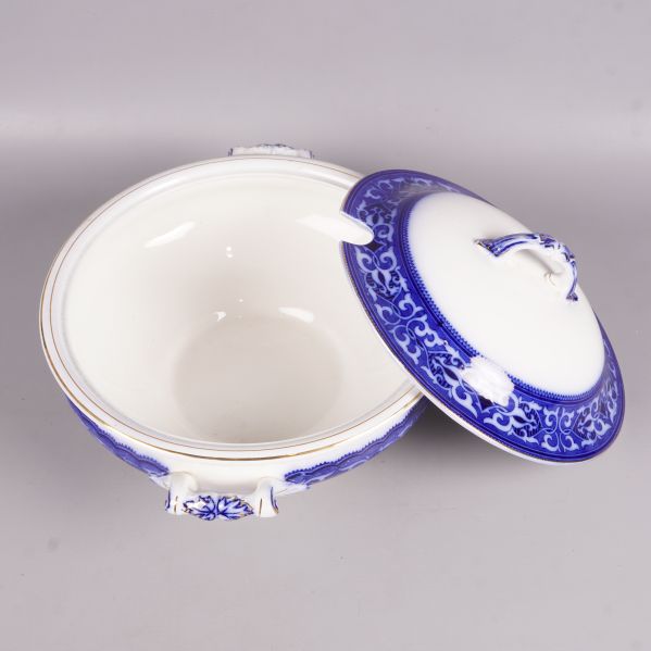 Soppskål med öppet lock som visar insidan