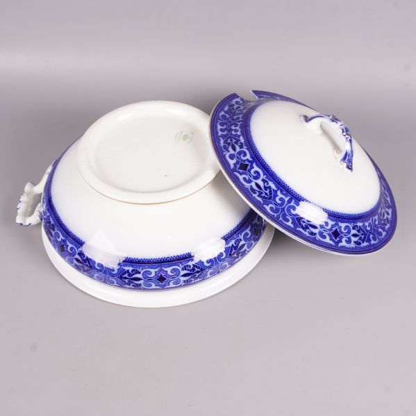 Soppskål och lock placerade upp och ned för att visa botten