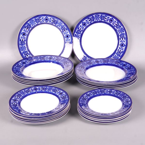 Setet med tallrikar står uppställt för att visa olika storlekar