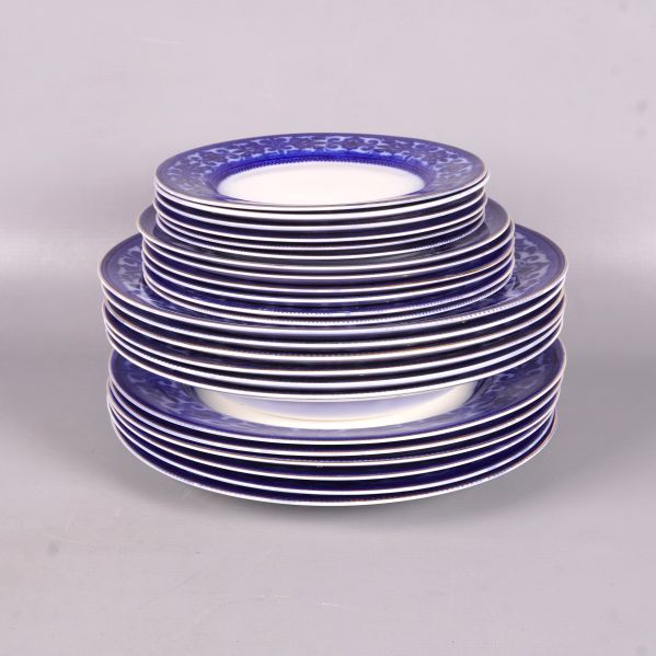 Alla tallrikar i setet staplade i en hög