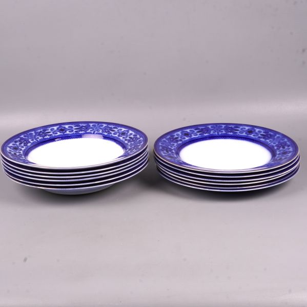 Sex djupa och sex flata tallrikar med blå dekor i rad