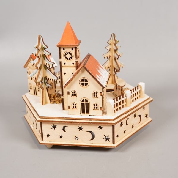 Framsida på trädekoration med kyrka och snötäckta tak