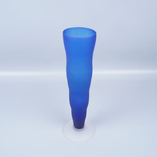 Blå frostad vas med vit fot