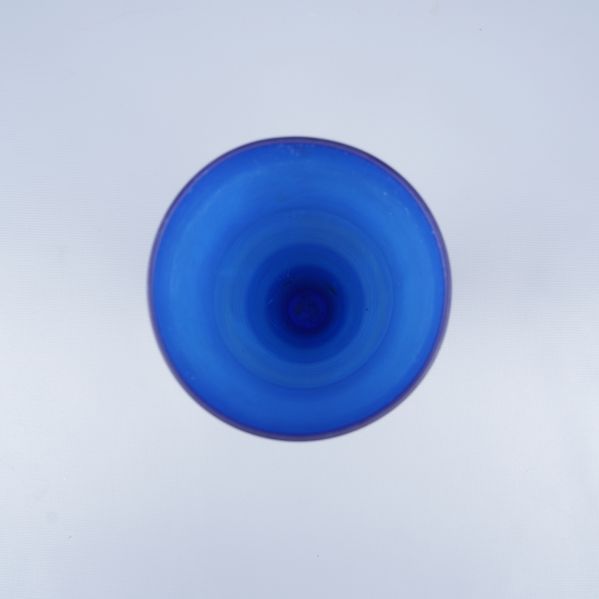 Öppningen på blå frostad glasvas