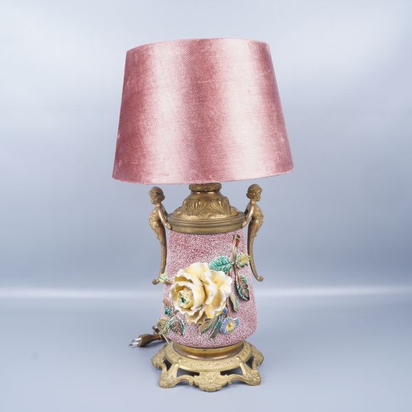 Bordslampa med rosa lampskärm och blomdekoration