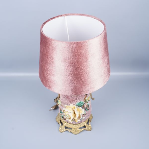 Bordslampa uppifrån med fokusering på rosa skärm