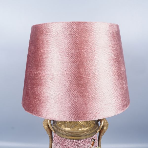 Närbild på ljusrosa lampskärm med sammetskänsla