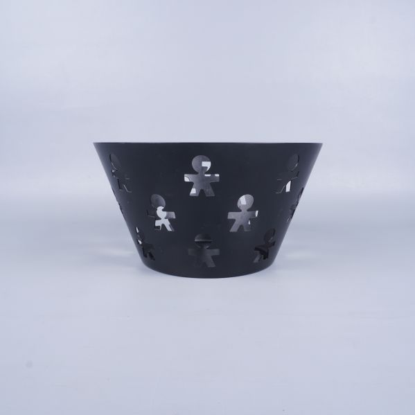 Svart fruktskål med mönstrade utskärningar från sidan