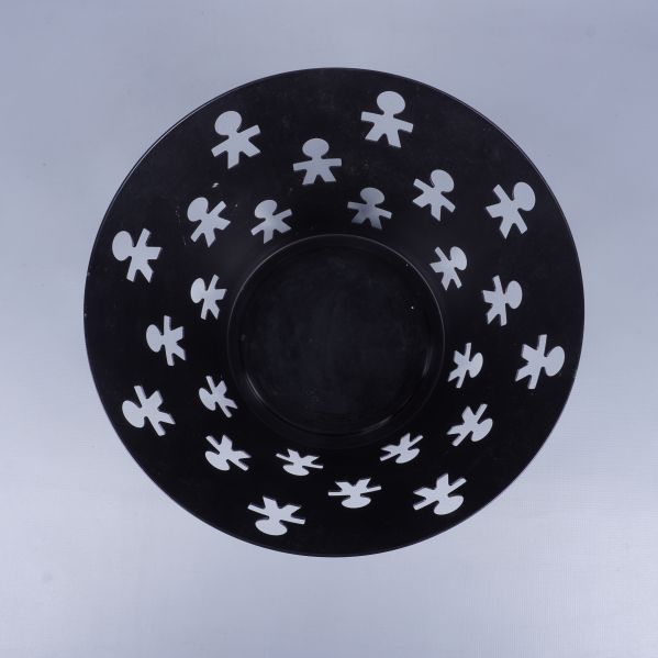 Svart fruktskål sedd uppifrån med utskärningar