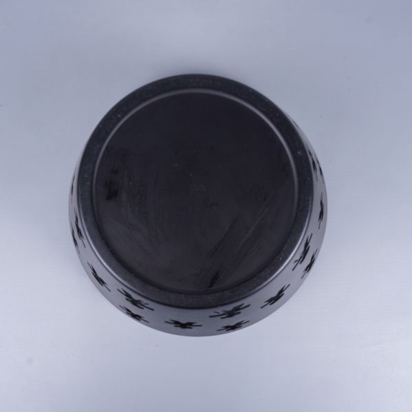 Fruktskålens undersida visar slät svart yta