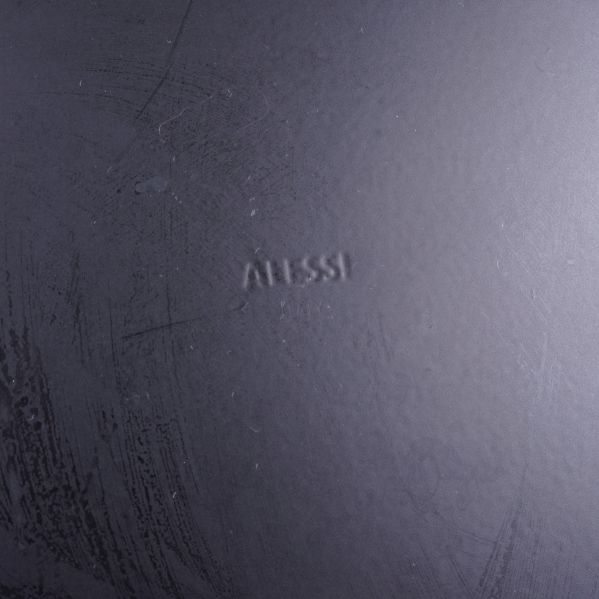 Närbild av Alessi-stämpel under fruktskålen