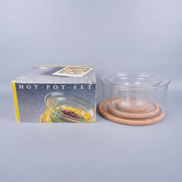 Glasskålar och korkunderlägg tillsammans med originalförpackning hot pot set