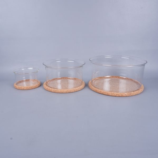 Tre olika stora glasskålar med passande korkunderlägg uppställda