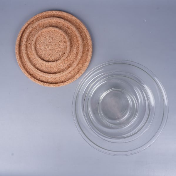 Överblick av runda korkunderlägg och glasskålar uppifrån