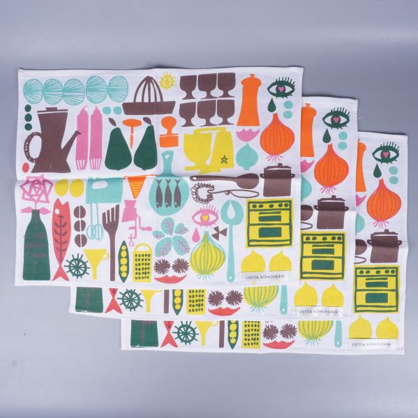 Fyra bordstabletter lagda i solfjädersform med tydligt mönster