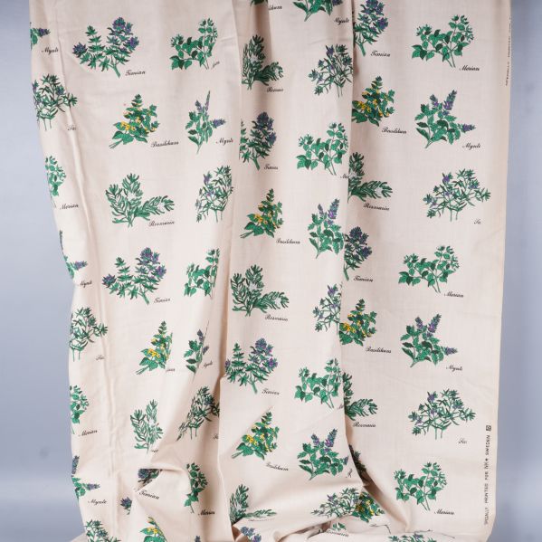 Gardintyg hängande med tryckta örtnamn och växter