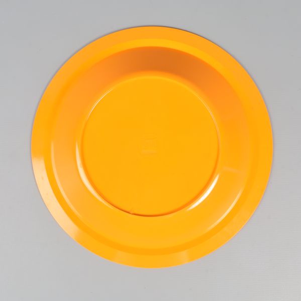 Undersidan av orange djup tallrik visas