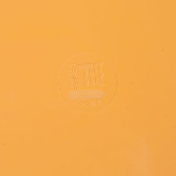 Närbild på märkning under tallrik med text och logotyp