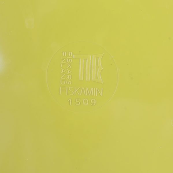 Närbild av Fiskamin-stämpel och märkning under tallrik