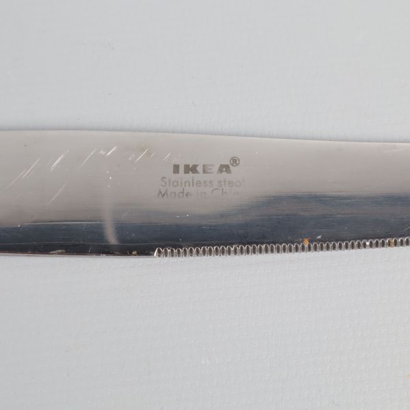 Närbild på kniv med IKEA-logga och texten Stainless steel
