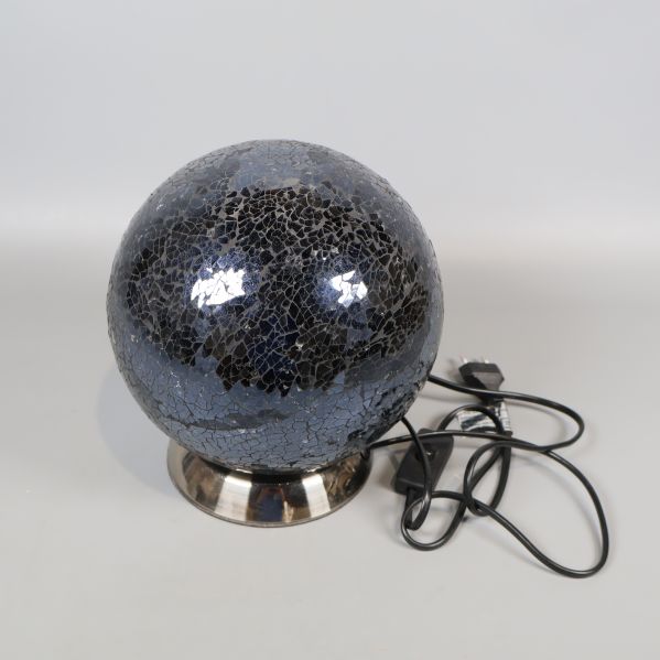 Blåsvart mosaiklampa på metallfot med sladd