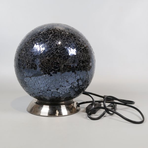 Mosaiklampa på metallfot fotograferad rakt framifrån