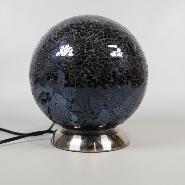 Mosaikklot på fot sedd från sidan mot ljus bakgrund