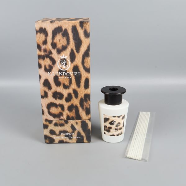 Doftpinnar med leopardmönstrad låda och stickor