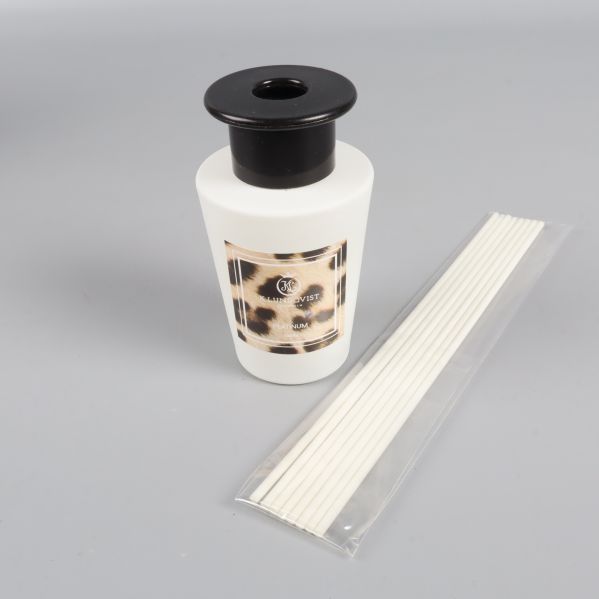 Översikt av vit doftflaska och medföljande stickor