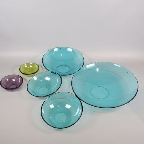 Sex färgade glasskålar i turkos, grön och lila